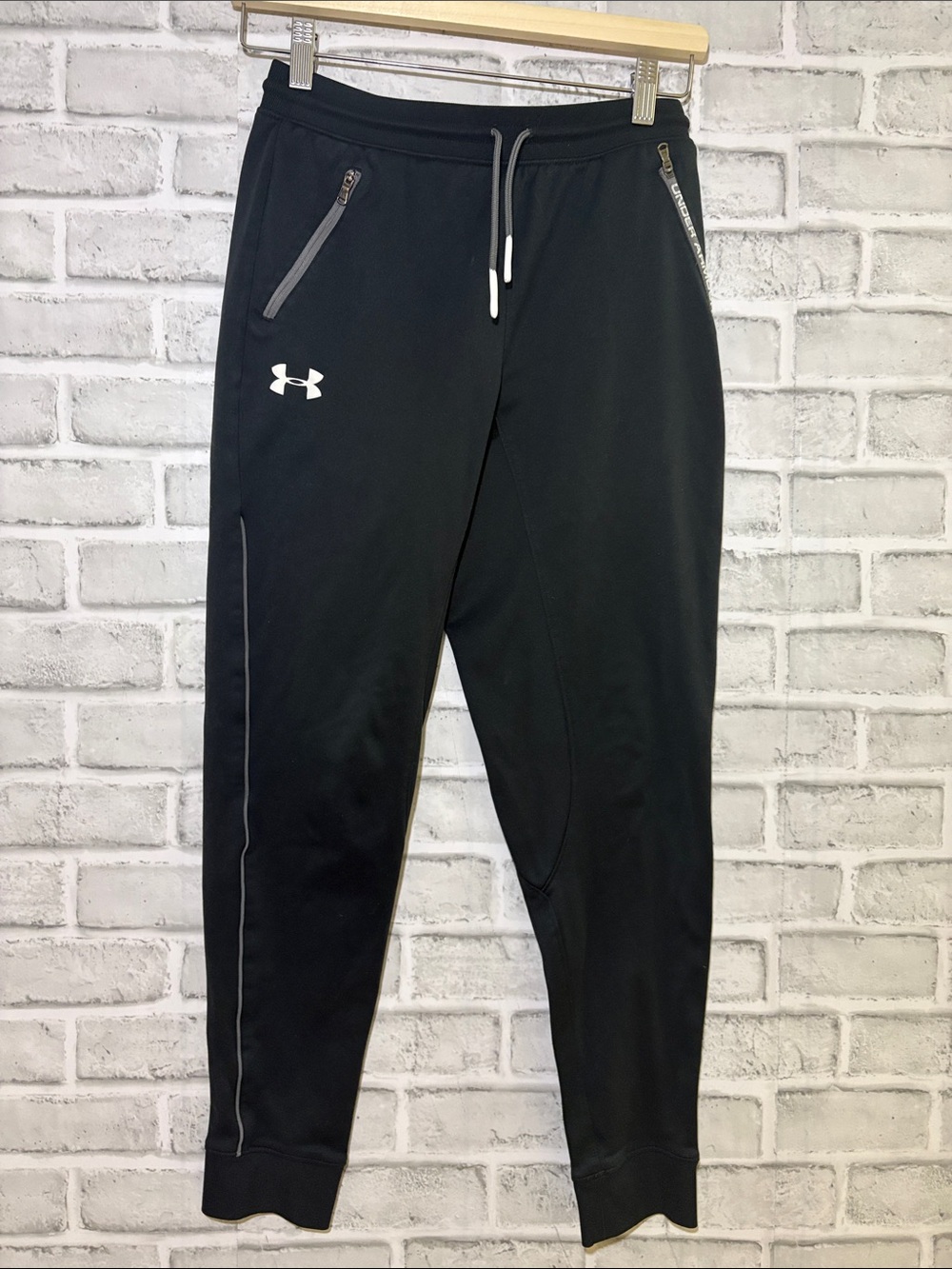 4/$20 Under Armour Black kids  Athletic Joggers with Reflective Trim, large